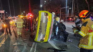 중상 환자 이송하다 승용차와 '쾅'&hellip;구급차 탄 5명 중경상