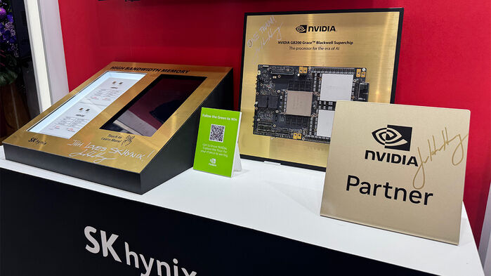 젠슨 황 엔비디아 CEO가 타이완 타이베이 난강 전시관에서 개최된 '컴퓨텍스 2025'에서 SK하이닉스 부스를 찾아 전시된 HBM에 사인을 남겼다. (사진=연합뉴스)