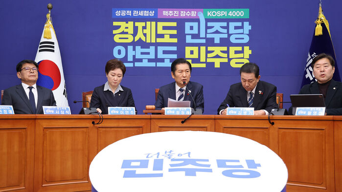 더불어민주당 정청래 대표(가운데)가 22일 서울 여의도 국회에서 열린 최고위원회의에서 발언하고 있다. (사진=연합뉴스)