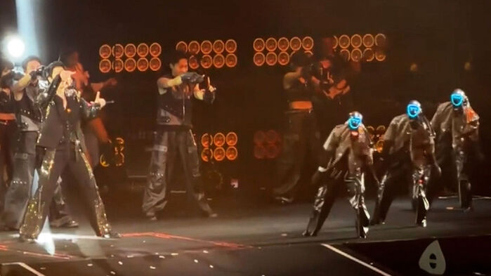 "얼굴 가리면 몰라" 머스크도 놀란 백댄서 정체 '깜짝'