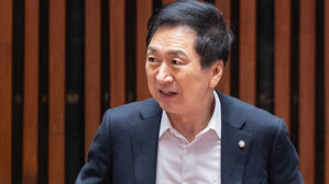 '로저비비에 가방' 김기현 의원, 김건희특검 출석