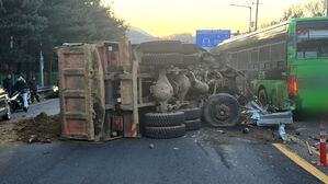 안양서 트럭이 버스 추돌&hellip;도로에 흙 쏟아져 한때 정체