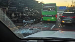 안양서 트럭이 버스 추돌&hellip;도로에 흙 쏟아져 한때 정체