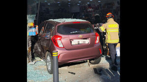 부천 상가건물로 경차 돌진&hellip;20대 운전자 부상