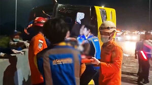 인니 고속도로서 버스, 방호벽 충돌&hellip;16명 사망&middot;18명 중상