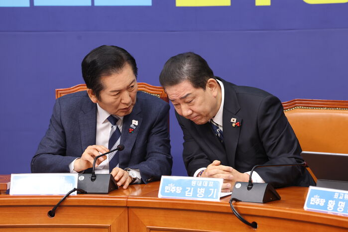 협의 중인 더불어민주당 투톱 / 오늘 오전 민주당 최고위원회의