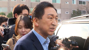 부인이 사온 '로저비비에'&hellip;귀국한 윤에 직접 건넸나