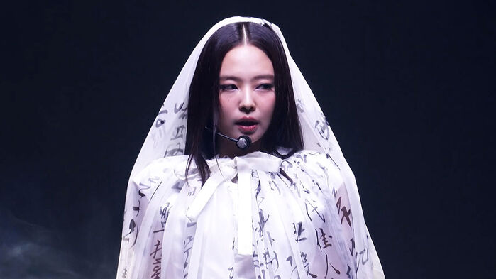 15m 베일 속 문구에 눈길&hellip;제니 드레스엔 '석가탑'