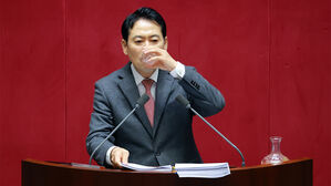 '제1야당 대표 헌정사 첫 필버' 장동혁, 24시간 채워 역대 최장