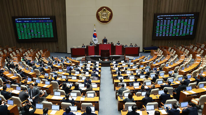 23일 국회에서 열린 12월 임시국회 본회의에서 12·3 윤석열 비상계엄 등에 대한 전담재판부 설치 및 제보자 보호 등에 관한 특별법이 통과되고 있다. (사진=연합뉴스)