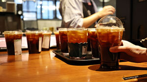 폐플라스틱, 5년 뒤 30%↓&hellip;컵 따로 계산제, 폐기물 부담금 인상