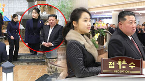 "아빠는 내 아래?" 어깨에 손 '턱'&hellip;리설주 지운 존재감