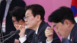 이 대통령 "공직자 '적당히 일처리', 눈 뜨고 못 봐주겠다"