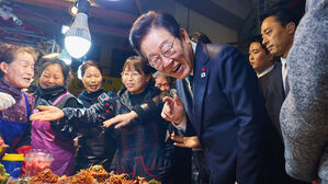 이 대통령, 부산 부전시장 방문&hellip;"먹고사는 문제 해결 최우선"