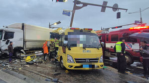 김제 교차로서 화물차-통학 차량 충돌&hellip;6명 중상