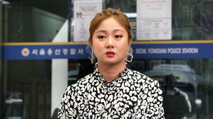 박나래, 경찰 출석&hellip;전 매니저들 '횡령 혐의' 추가 고소