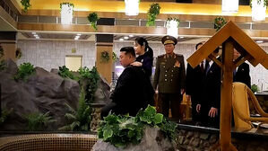 아빠 어깨 위에 손 '턱'&hellip;"리설주는 어디에" 사라진 존재감?