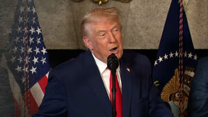 전함&middot;공연장&middot;연구소에도 '트럼프'&hellip;"권력을 홍보수단으로" 비판