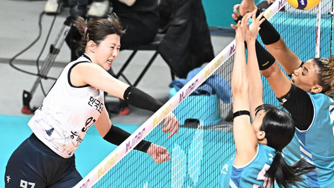 공격하는 한국도로공사 강소휘(왼쪽)