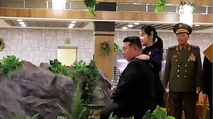 김정은 어깨에 손을 '턱'&hellip;존재감 보인 김주애