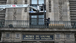 루브르 박물관, '절도범 침입 통로' 외벽 창문에 보안 철조망 설치