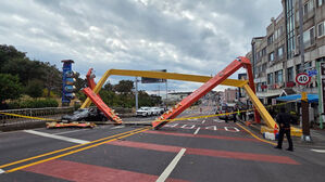 트럭 적재함에 받힌 서귀포 칠십리특화거리 조형물 붕괴