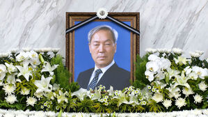 윤 부친 묘지에 30cm 철침&hellip;"액운 막으려"