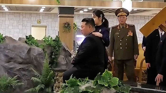 김정은 어깨에 손을 '턱'…존재감 드러낸 김주애