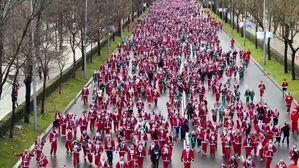 루돌프 없이도 '쌩쌩'&hellip;산타들의 기부 러닝