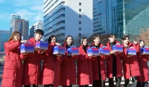 붉은 옷 입은 모델들 손에 '케이크'&hellip;이색 행사