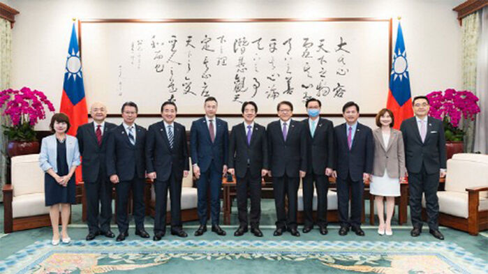 스즈키 게이스케 의원과 라이 총통(왼쪽부터 5,6번째) (사진=타이완 총통부, 연합뉴스)