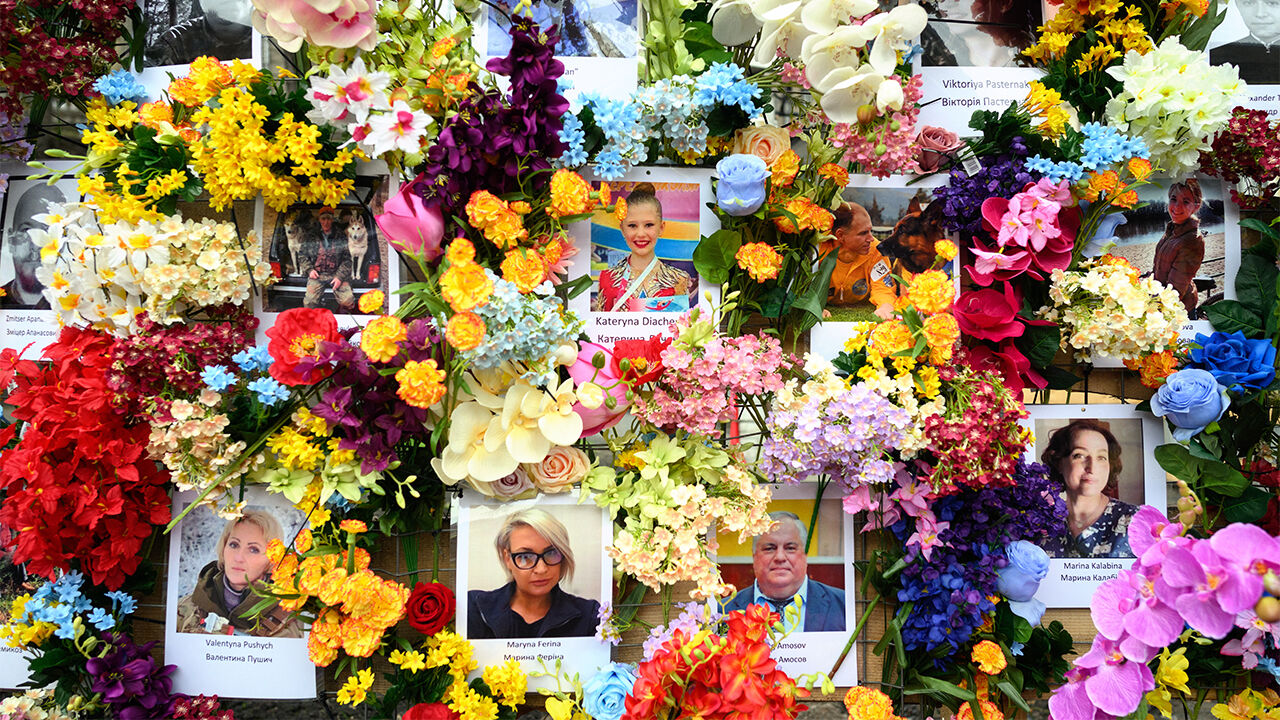지난 2022년 마리우폴 자택에서 러시아 미사일에 맞아 사망한  체조 선수의 사진이 우크라이나 민간인을 위해 만든 추모 공간에 걸려있다. (사진=게티이미지)