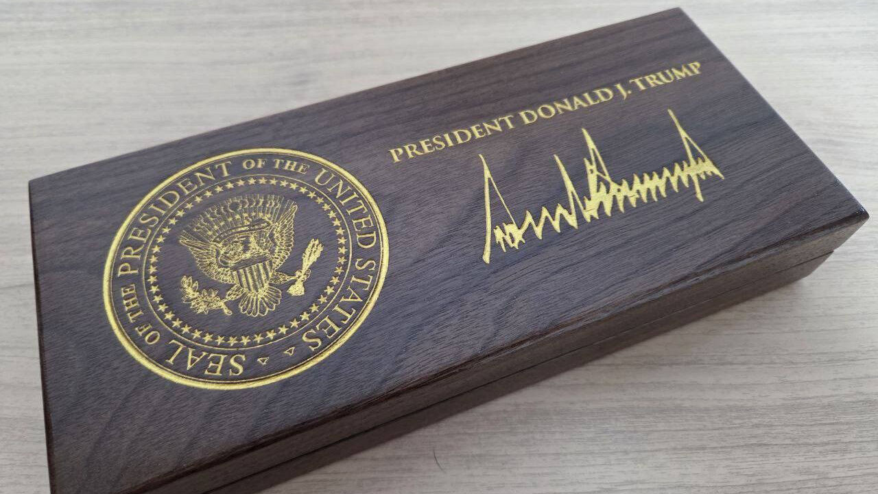 트럼프가 선물한 백악관 황금열쇠 (사진=강훈식 비서실장 페이스북, 연합뉴스)