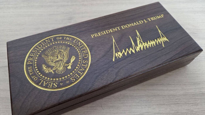 트럼프가 선물한 백악관 황금열쇠 (사진=강훈식 비서실장 페이스북, 연합뉴스)