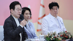 이 대통령, 희귀 질환 앓는 아이들 눈 마주치며 격려