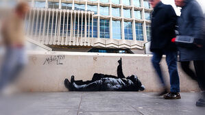 '양철 지붕에 나란히 누운 아이들'&hellip;뱅크시 새 작품 공개