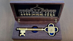 트럼프, 이 대통령에 '백악관 황금열쇠' 선물