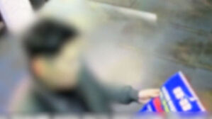 통화 중이던 남성 손짓에 '끄덕'&hellip;전단지가 살렸다