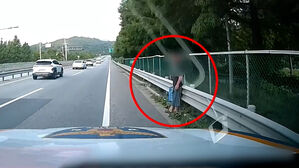 갓길에 터덜터덜&hellip;굶은 채 70km 걸은 노인, 무슨 일