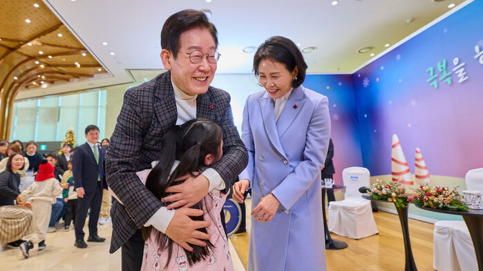 대통령실은 이재명 대통령과 김혜경 여사가 24일 희귀질환 환우·가족 간담회에서 어린이에게 선물 주는 모습을 이날 SNS를 통해 공개했다. (사진=이재명 대통령 SNS, 연합뉴스)