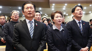 정청래, 성탄예배서 시 낭독&hellip;"흔들리지 않고 피는 꽃 있으랴"