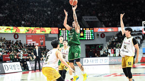 '알바노 쐐기포' DB, 정관장 격파&hellip;'해피 크리스마스!'