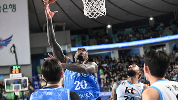 가스공사 라건아의 골밑 슛