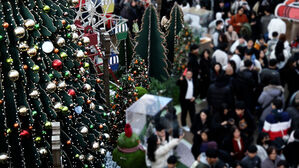 영하권 추위도 못 막았다&hellip;시민들 한데 모여 '북적'