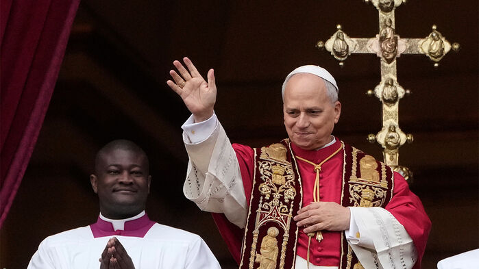 현지시간 25일 교황 레오 14세가 바티칸에서 크리스마스 축복을 전한 뒤 손을 흔들고 있다. (사진=AP, 연합뉴스)