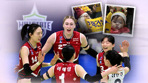 흥겨웠던 '성탄절 배구장'&hellip;"메리 크리스마스"