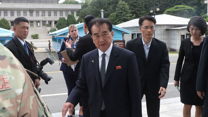 지난 2019년 6월, 김창선 북한 국무위원회 부장과 실무진들이 김정은 국무위원장과 트럼프 대통령이 회동할 판문점을 둘러보고 있다. (사진=연합뉴스)