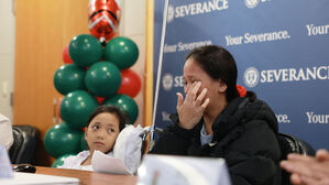 "한국서 새 삶" 눈물&hellip;앉지도 눕지도 못하던 소녀 '기적'