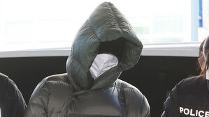 '마약 혐의' 황하나, 영장심사 출석&hellip;취재진 질문엔 묵묵부답