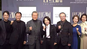 연기 경력 합치면 187년&hellip;화제의 연극 '더 드레서' 개막